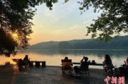 事业算命“移动卧室”重塑旅行方式 “Z世代”爱上车轮上的家